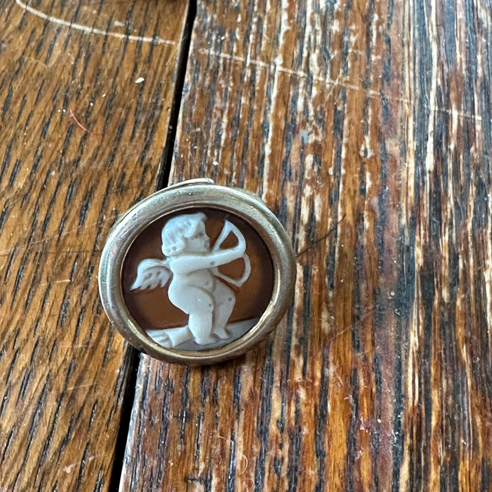 Cherub Cameo Ring in Brown and White